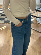 Cargar imagen en el visor de la galería, Dark wash wide-leg jeans
