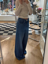 Cargar imagen en el visor de la galería, Dark wash wide-leg jeans
