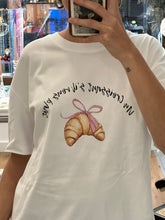 Cargar imagen en el visor de la galería, Camiseta croissant
