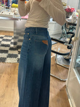 Cargar imagen en el visor de la galería, Dark wash wide-leg jeans
