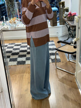 Cargar imagen en el visor de la galería, Light wash wide-leg jeans
